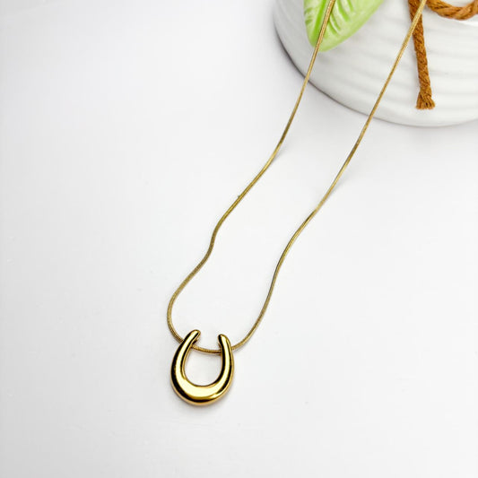 Dainty Horseshoe pendant necklace