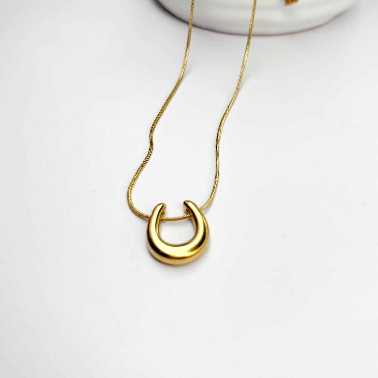 Dainty Horseshoe pendant necklace