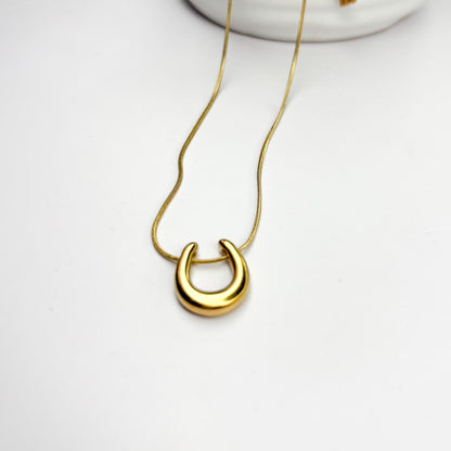Dainty Horseshoe pendant necklace