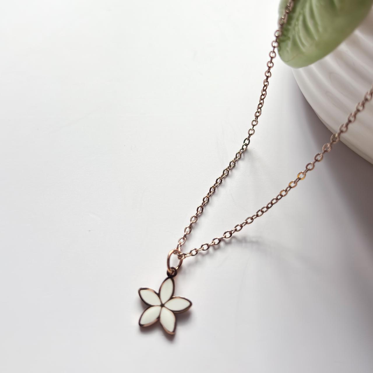 Dual-Sided Flower Pendant Necklace – Rose Gold